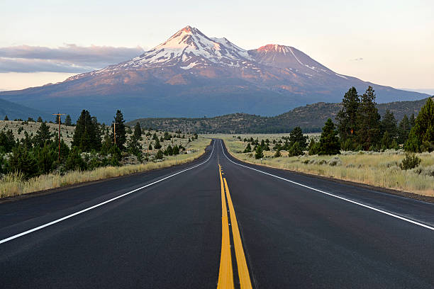 Mount Shasta, California, USA Mount Shasta, volcano and Fourteener in the Cascade Range, California, USA mt shasta stock pictures, royalty-free photos & images