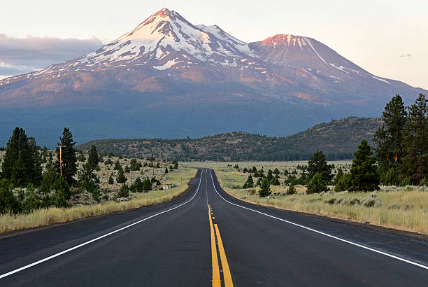 Mount Shasta, California, USA Mount Shasta, volcano and Fourteener in the Cascade Range, California, USA mt shasta stock pictures, royalty-free photos & images