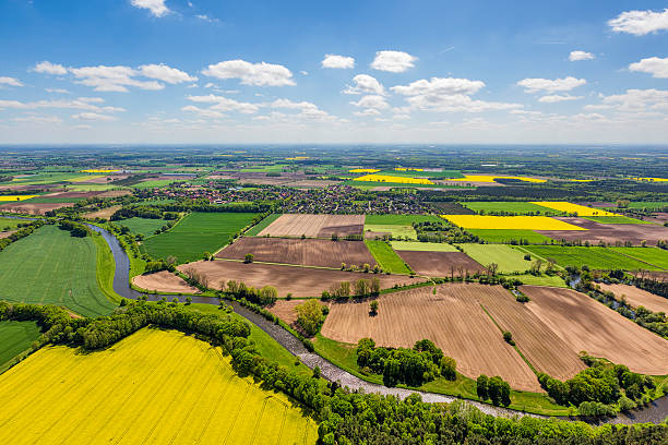vue aérienne de l'allemagne sur le patchwork de terres agricoles - aerial view mid air farm field photos et images de collection