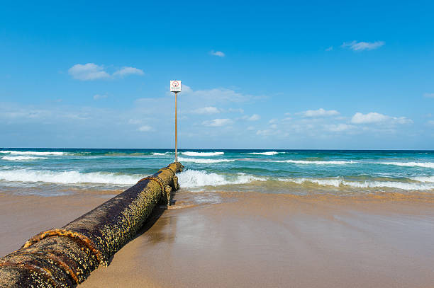 condotte per acque meteoriche - wave sea storm water foto e immagini stock