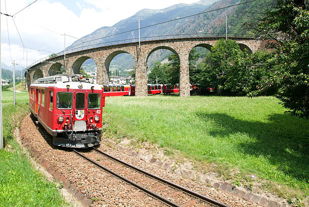 bernina express comboio brusio nos alpes suíços - bernina express imagens e fotografias de stock