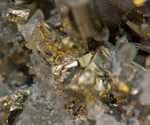 크리스탈잔, 너깃, 골드, 청동색, 구리, 철.  접사를.  extreme 닽힌 - iridescent jewelry metal ore gem 뉴스 사진 이미지