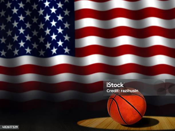 Basket In Campo Con Bandiera Americana - Fotografie stock e altre immagini di Arancione - Arancione, Attrezzatura, Attrezzatura sportiva