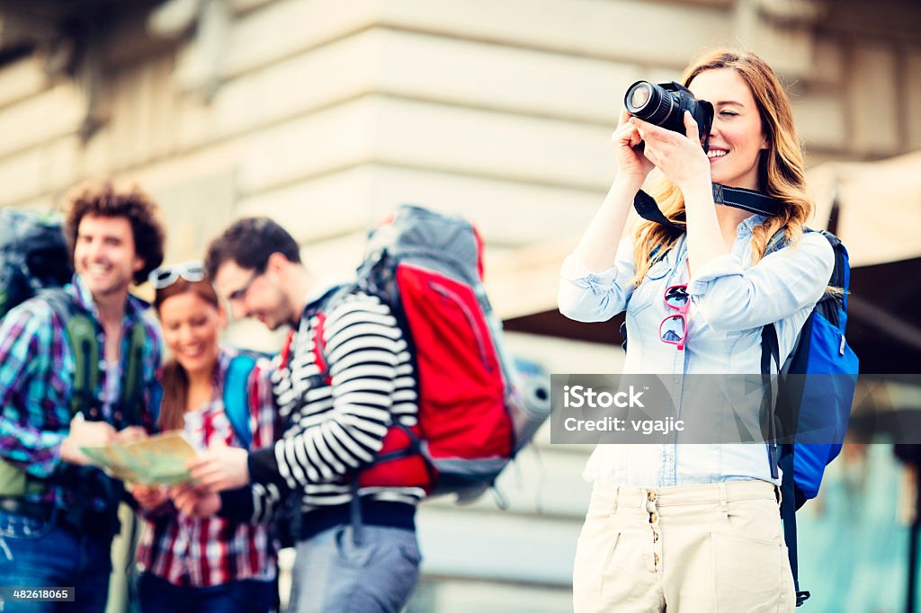 Feliz Backpackers en la ciudad. - Foto de stock de 25-29 años libre de derechos