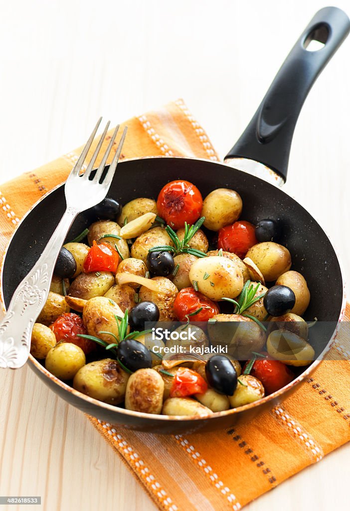 Patatas asadas nuevo - Foto de stock de Aceituna negra libre de derechos