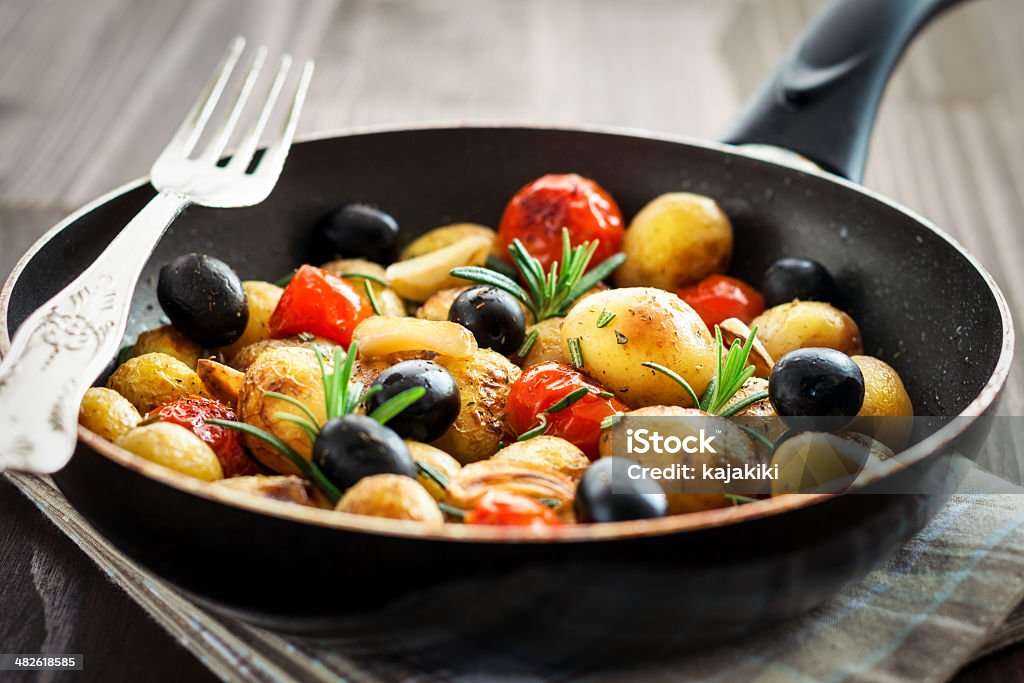 Patatas asadas nuevo - Foto de stock de Aceituna negra libre de derechos