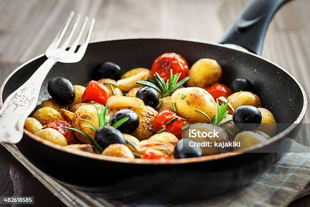 Patatas Asadas Nuevo Foto de stock y más banco de imágenes de Aceituna negra - Aceituna negra, Ajo, Al horno