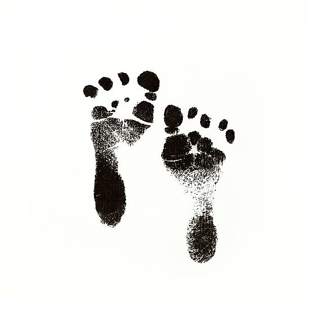 tinta preta newborn baby footprints - starting at the bottom imagens e fotografias de stock