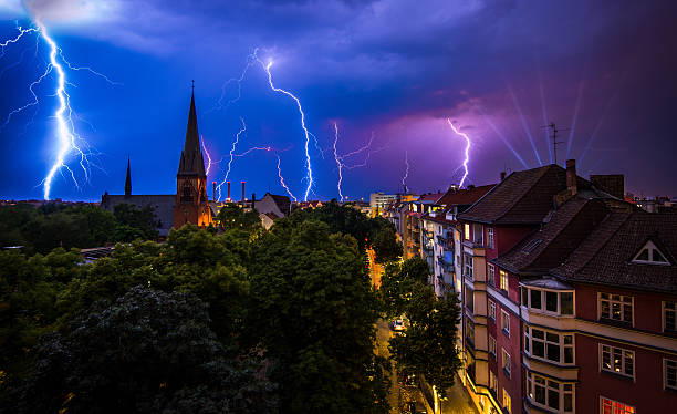 베를린에 뇌우 - lightning thunderstorm storm city 뉴스 사진 이미지