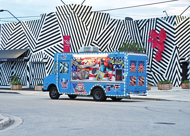 tradycyjnych amerykańskich lody żywności ciężarówka małych firm wynwood miami - ice cream truck zdjęcia i obrazy z banku zdjęć