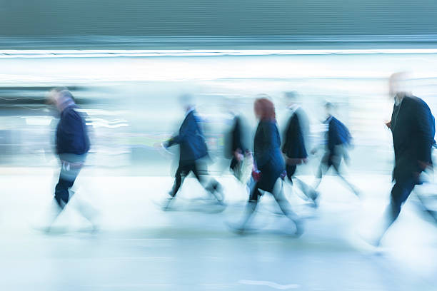 geschäft pendler zu fuß schnell beim rush-hour in der u-bahn-station - london england on the move commuter rush hour stock-fotos und bilder