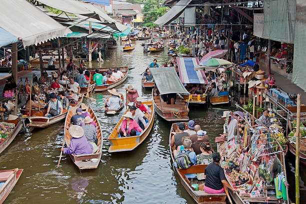 célèbre marché flottant de damnoen saduak, en thaïlande - damnoen saduak floating market photos et images de collection
