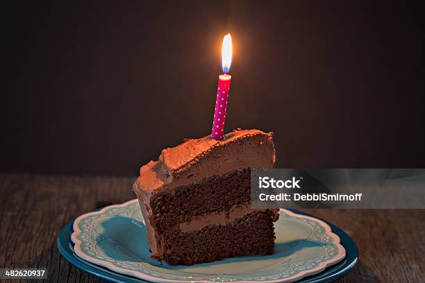 Photo libre de droit de Morceau De Gâteau Au Chocolat Et De Bougies banque d'images et plus d'images libres de droit de Aliment en portion - Aliment en portion, Bougie, Gâteau au chocolat