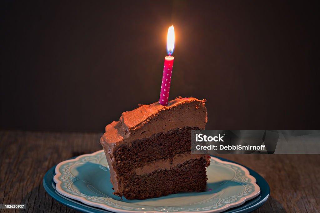 Fetta di torta al cioccolato e candela. - Foto stock royalty-free di Candela - Attrezzatura per illuminazione