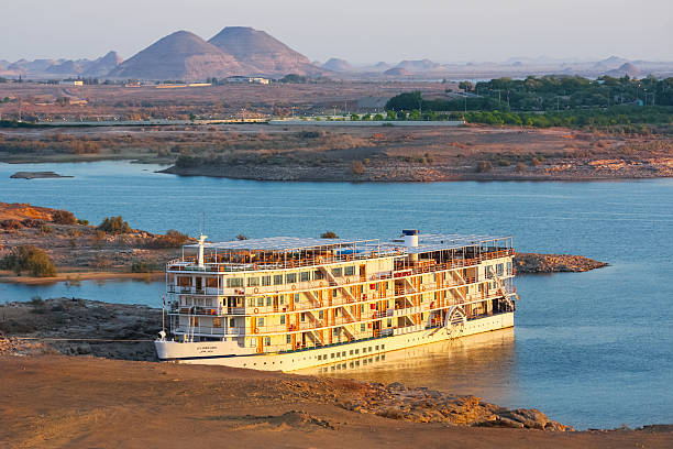 łódź wycieczkowa abu simbel jezioro nasera egipt - lake nasser zdjęcia i obrazy z banku zdjęć