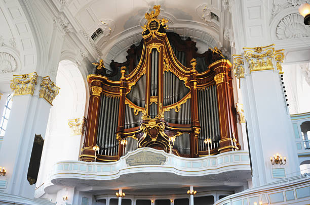 st. michael's church em hamburgo - hohe qualität imagens e fotografias de stock