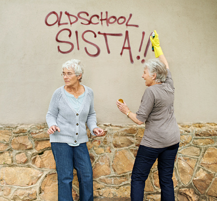 Shot of mischievous pensioners spray-painting graffiti on a wallhttp://195.154.178.81/DATA/i_collage/pi/shoots/783134.jpg