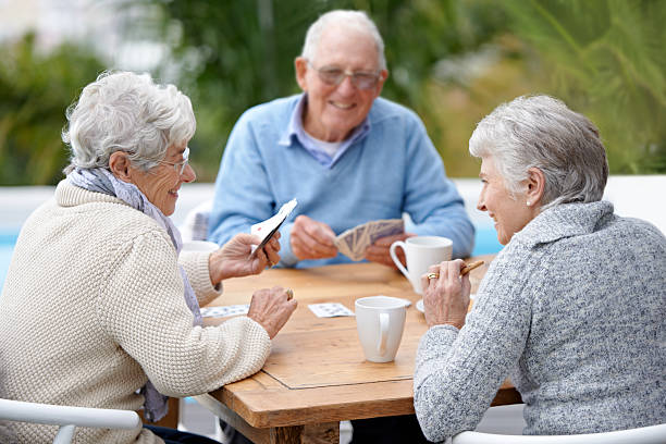 che cosa pensi, giugno? egli bluffing? - rummy foto e immagini stock