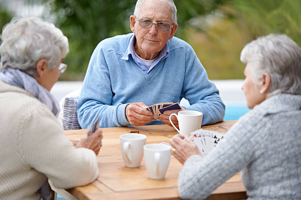 engrossed w codziennych most gra - rummy zdjęcia i obrazy z banku zdjęć