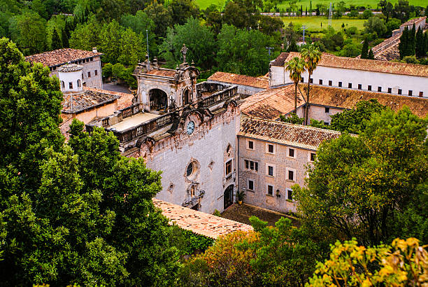 monastère santuari de lluc à majorque, en espagne - monkhood photos et images de collection