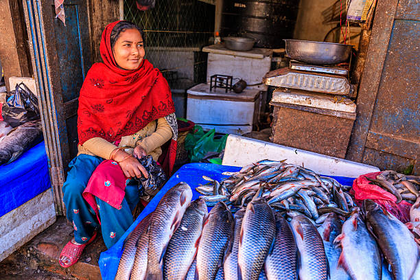 poissons frais pour la vente dans bhaktapour, près de durbar square, népal - durbar square photos et images de collection