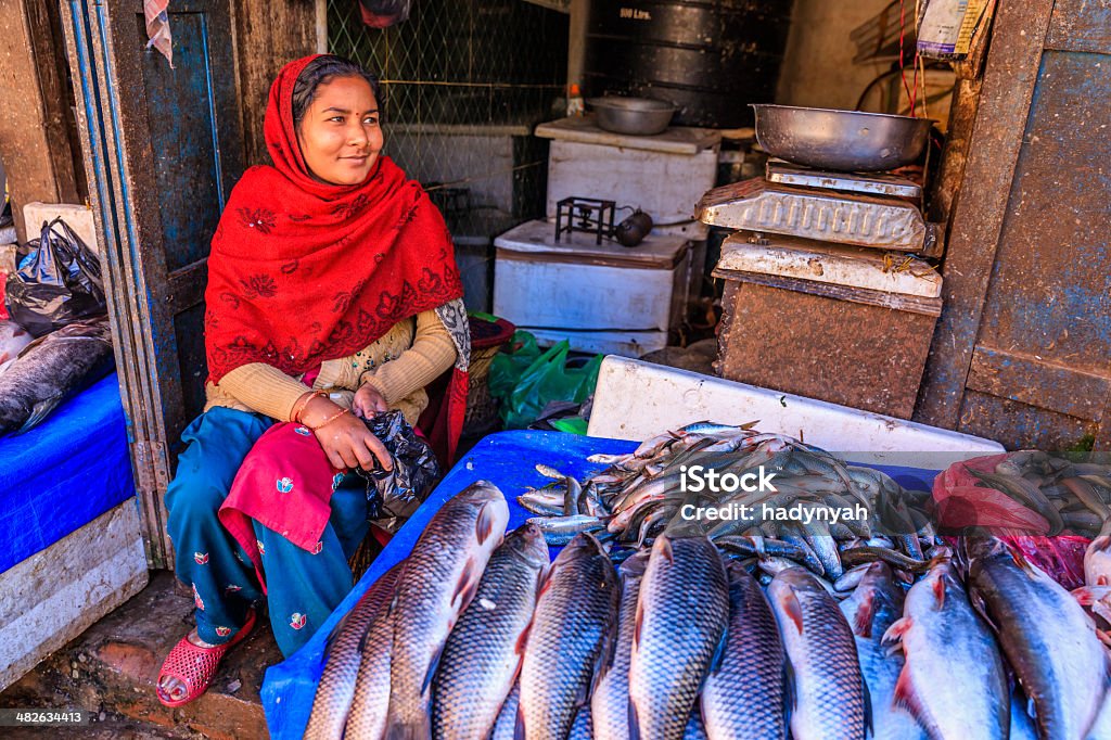 Peixes frescos para venda no Bhaktapur, perto de Durbar Square, Nepal - Foto de stock de Indústria da pesca royalty-free