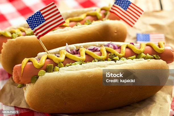 American Hotdog Foto de stock y más banco de imágenes de A cuadros - A cuadros, Aderezo, Alimento