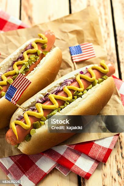 American Hotdog Foto de stock y más banco de imágenes de Perrito caliente - Perrito caliente, Cuatro de julio, A cuadros