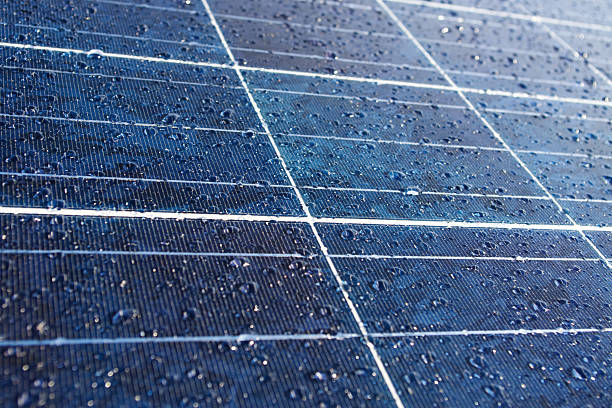 détail de la macro de gouttes d'eau sur du panneau solaire - voltaic photos et images de collection