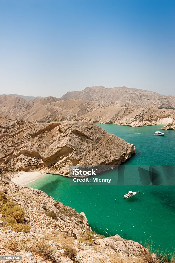 Lagoa azul-turquesa, Omã com a hidden bela praia costa - Foto de stock de Omã royalty-free