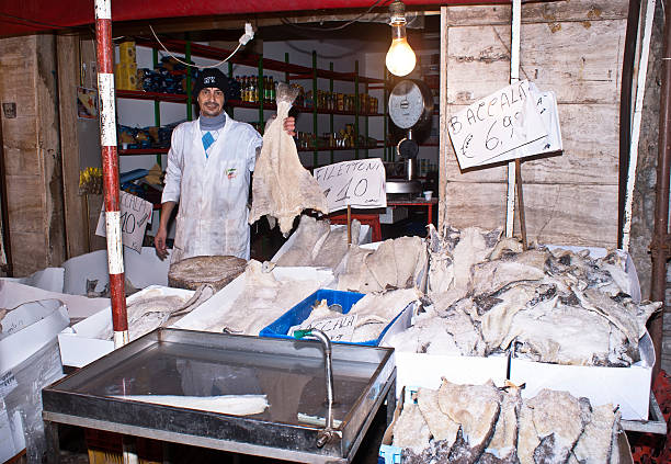 fishmonger vende bacalhau - fotografia de stock