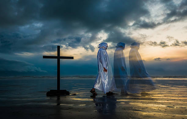 istock Jesus Leaving The Cross 482643020