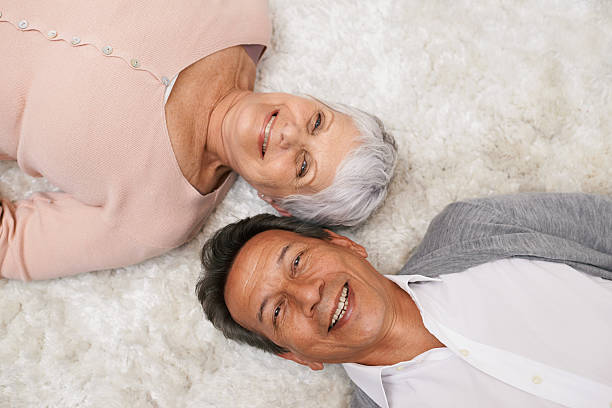 a divertir-amoroso! - couple loving lying on back carpet imagens e fotografias de stock