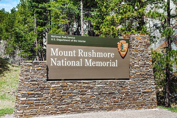 istock Mount Rushmore monument sign in South Dakota 482643866