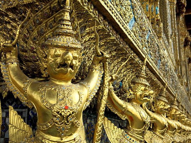 garuda wat phra kaew w bangkoku w tajlandii - bangkok variation religion god zdjęcia i obrazy z banku zdjęć