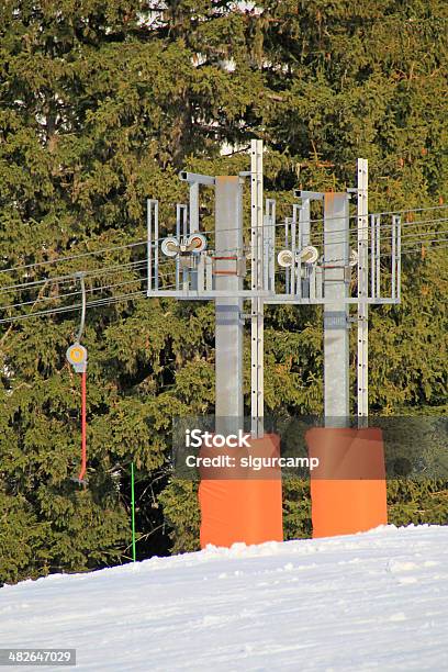 Un Ascensor De Esquí Foto de stock y más banco de imágenes de Agarrar - Agarrar, Aire libre, Alto - Descripción física