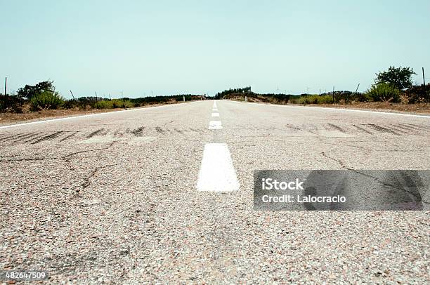 Sulla Strada - Fotografie stock e altre immagini di Ambientazione esterna - Ambientazione esterna, Autostrada, Centro della strada