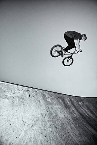 bmx rider - bmx cycling sport teenagers only teenager imagens e fotografias de stock