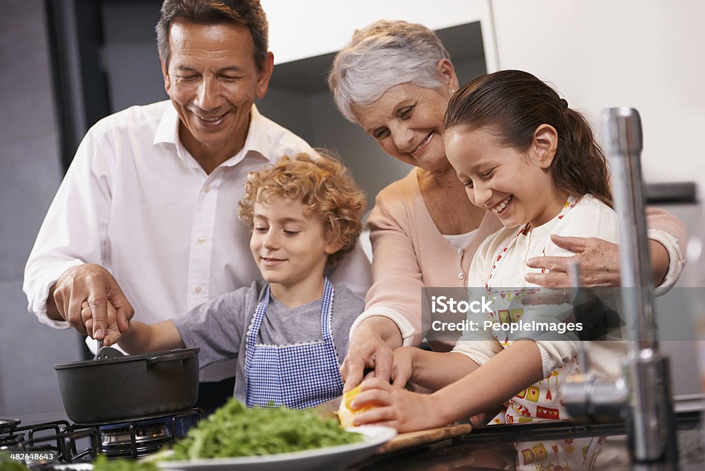 Pase de recetas familiares - Foto de stock de Abuelos libre de derechos
