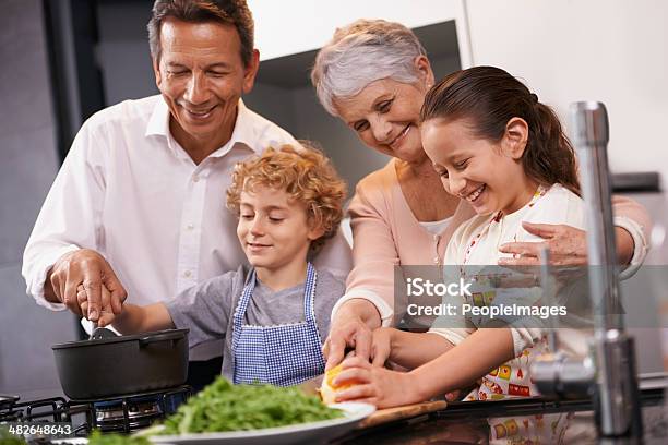 Pase De Recetas Familiares Foto de stock y más banco de imágenes de Abuelos - Abuelos, Visita, 70-79 años