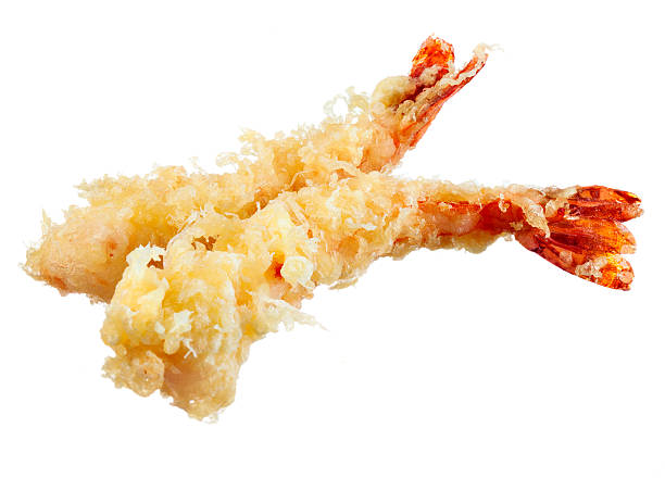 in tempura frittierte shrimps japanischen stil auf weißem hintergrund - scampi stock-fotos und bilder