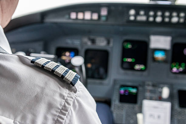 pilotos en la cabina de piloto - pilotar fotografías e imágenes de stock