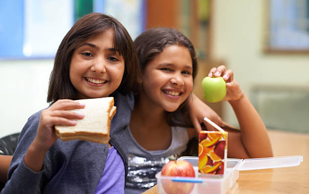 trägt das mittagessen - lunch box child school lunch stock-fotos und bilder