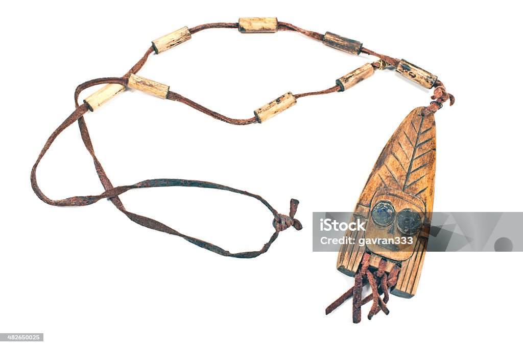 Collana con pendente in legno di donna africana isolato su bianco - Foto stock royalty-free di Adulto