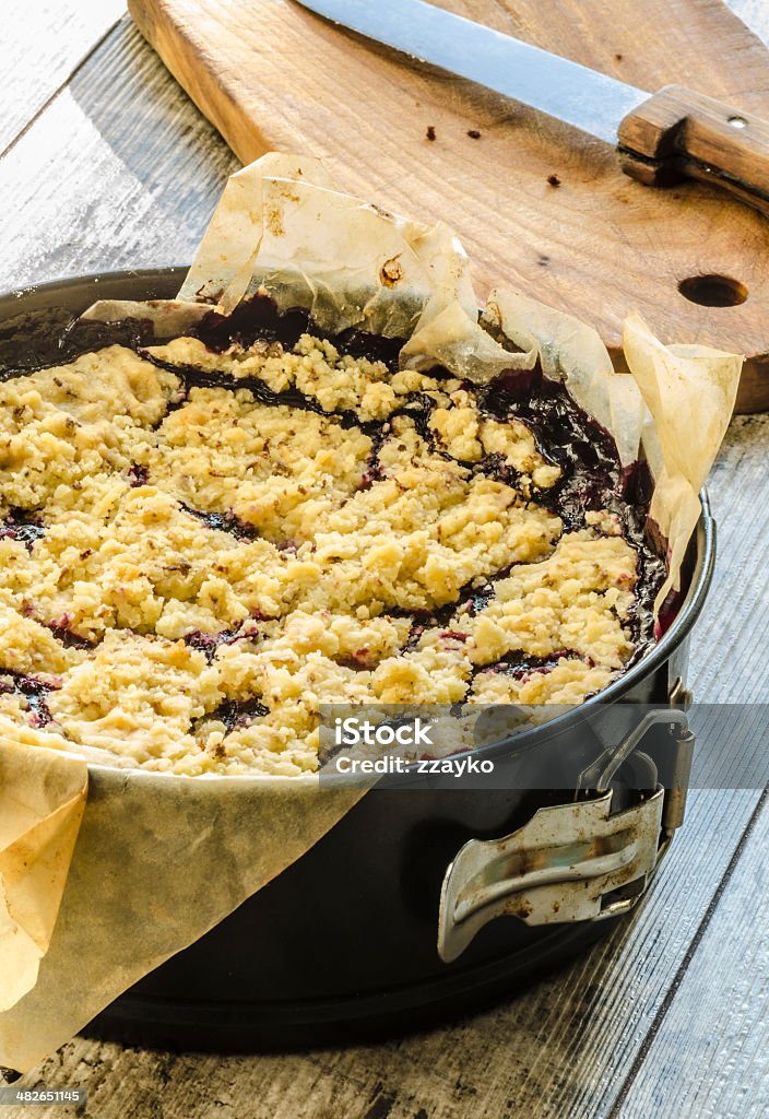 Crumble Tarte avec Groseilles noir sur papier de cuisson - Photo de Accident bénin libre de droits