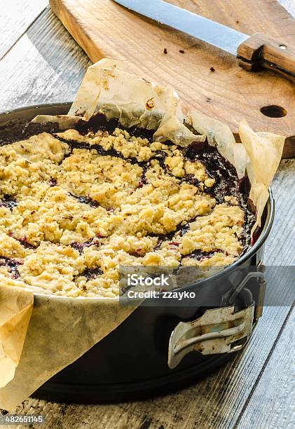 Photo libre de droit de Crumble Tarte Avec Groseilles Noir Sur Papier De Cuisson banque d'images et plus d'images libres de droit de Accident bénin