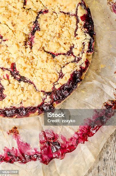 Crumble Torta Com Groselhas De Bicarbonato De Papel Preto - Fotografias de stock e mais imagens de Tarte de sobremesa