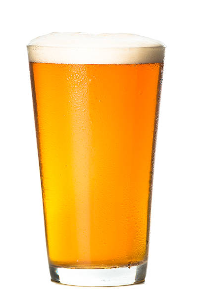 refrescante cerveza artesanal en blanco - pint glass fotografías e imágenes de stock