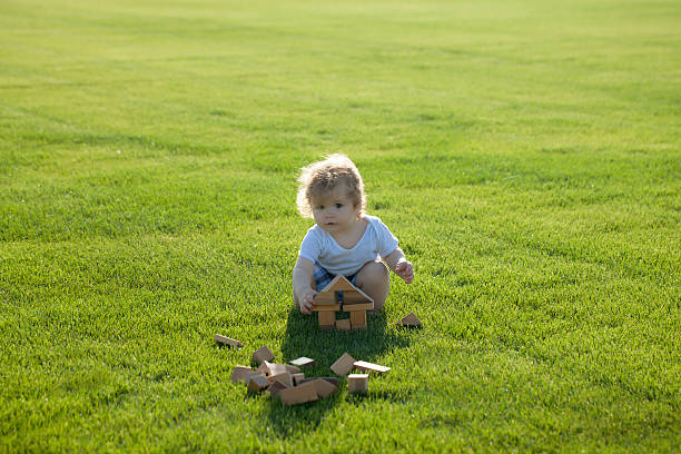 Little baby boy auf grünen Rasen – Foto