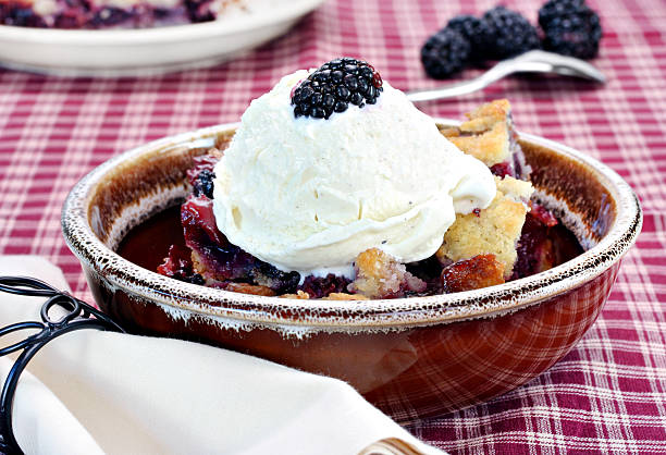 blackberry-cobbler mit vanille-eis - vanilla ice cream ice ice cream organic stock-fotos und bilder